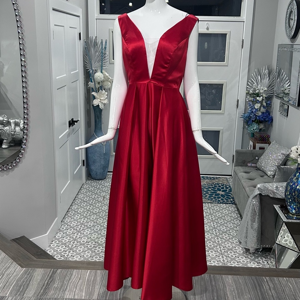 NWT 🩸Elegant Red Evening Gown. - Picture 10 of 17